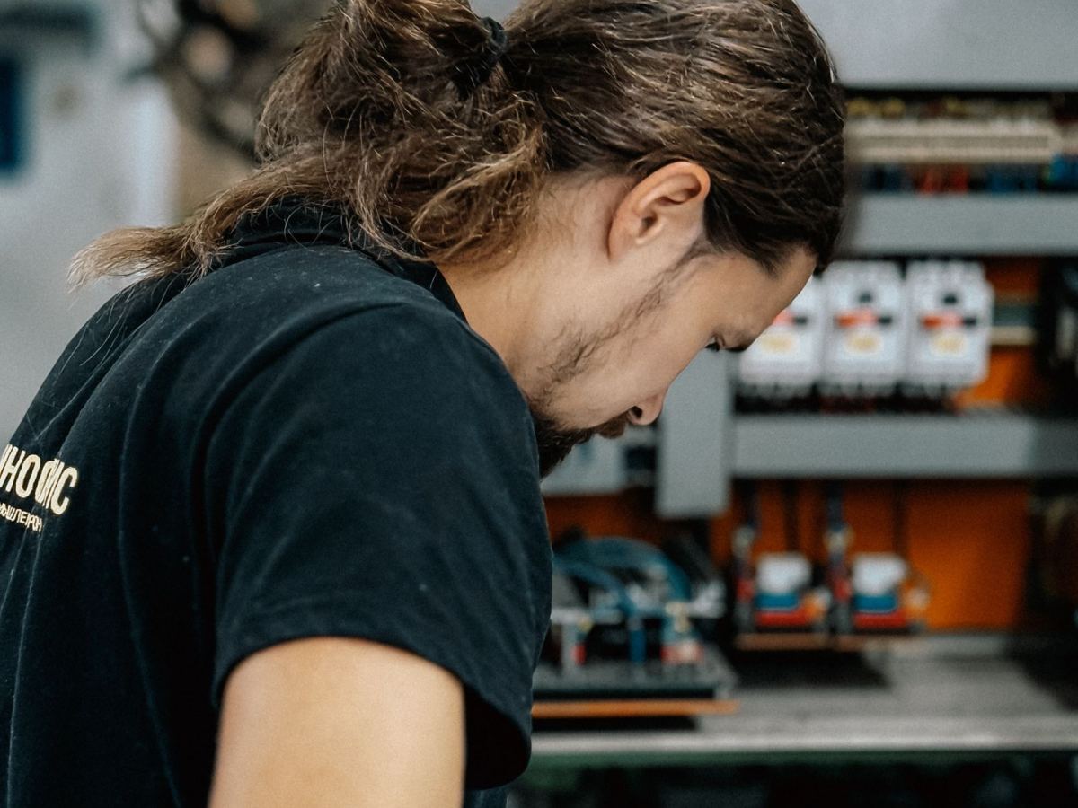 Técnico realizando mantenimiento preventivo industrial