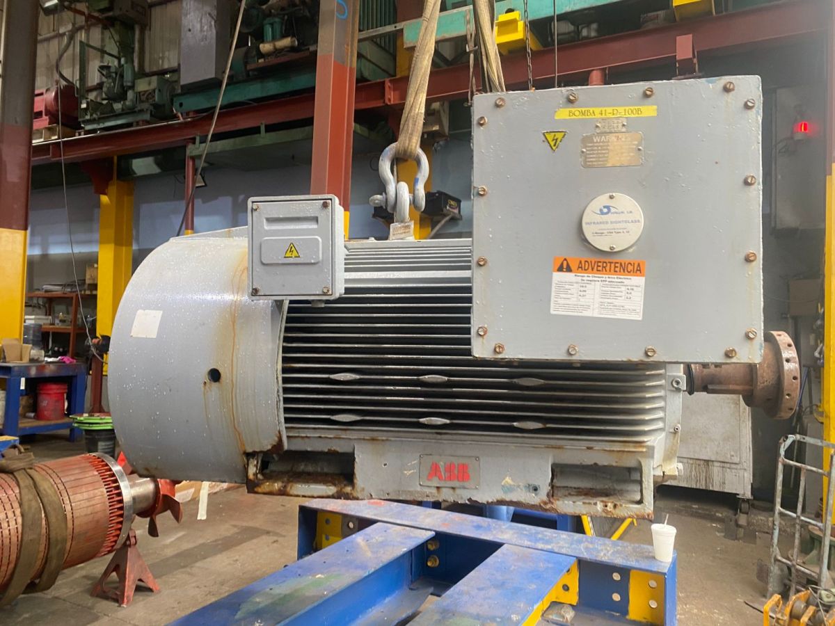 Motor ABB de gran capacidad en el taller