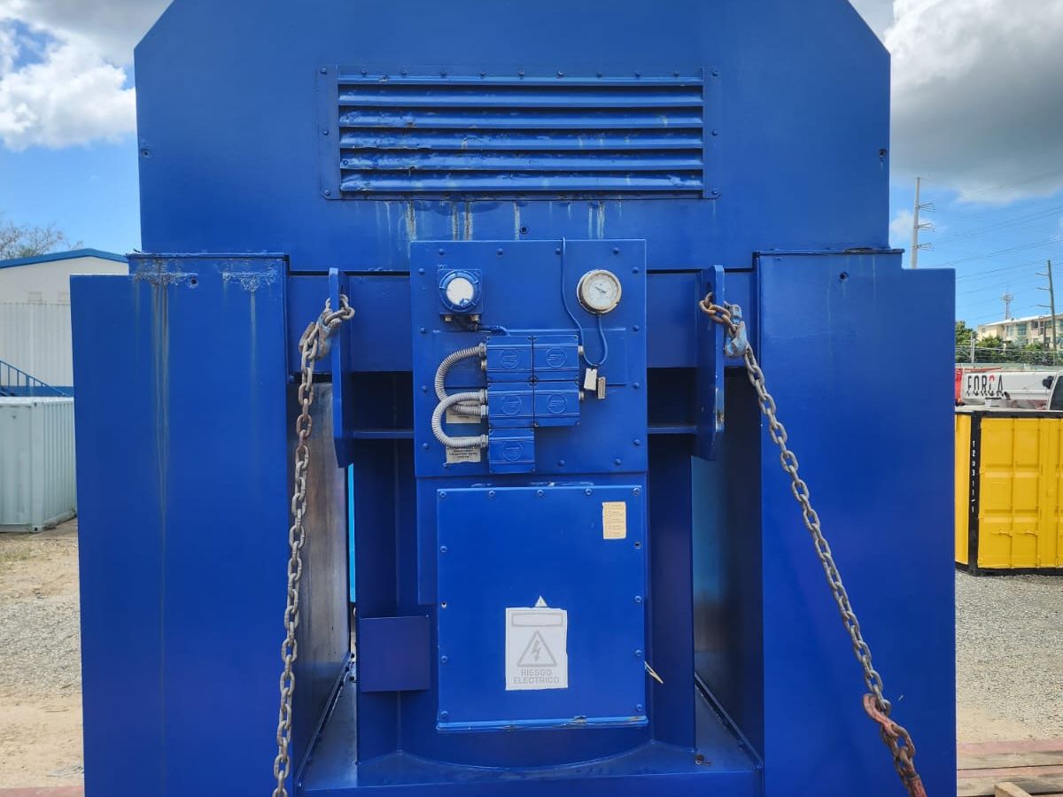 Máquina eléctrica asegurada con cadenas para izaje