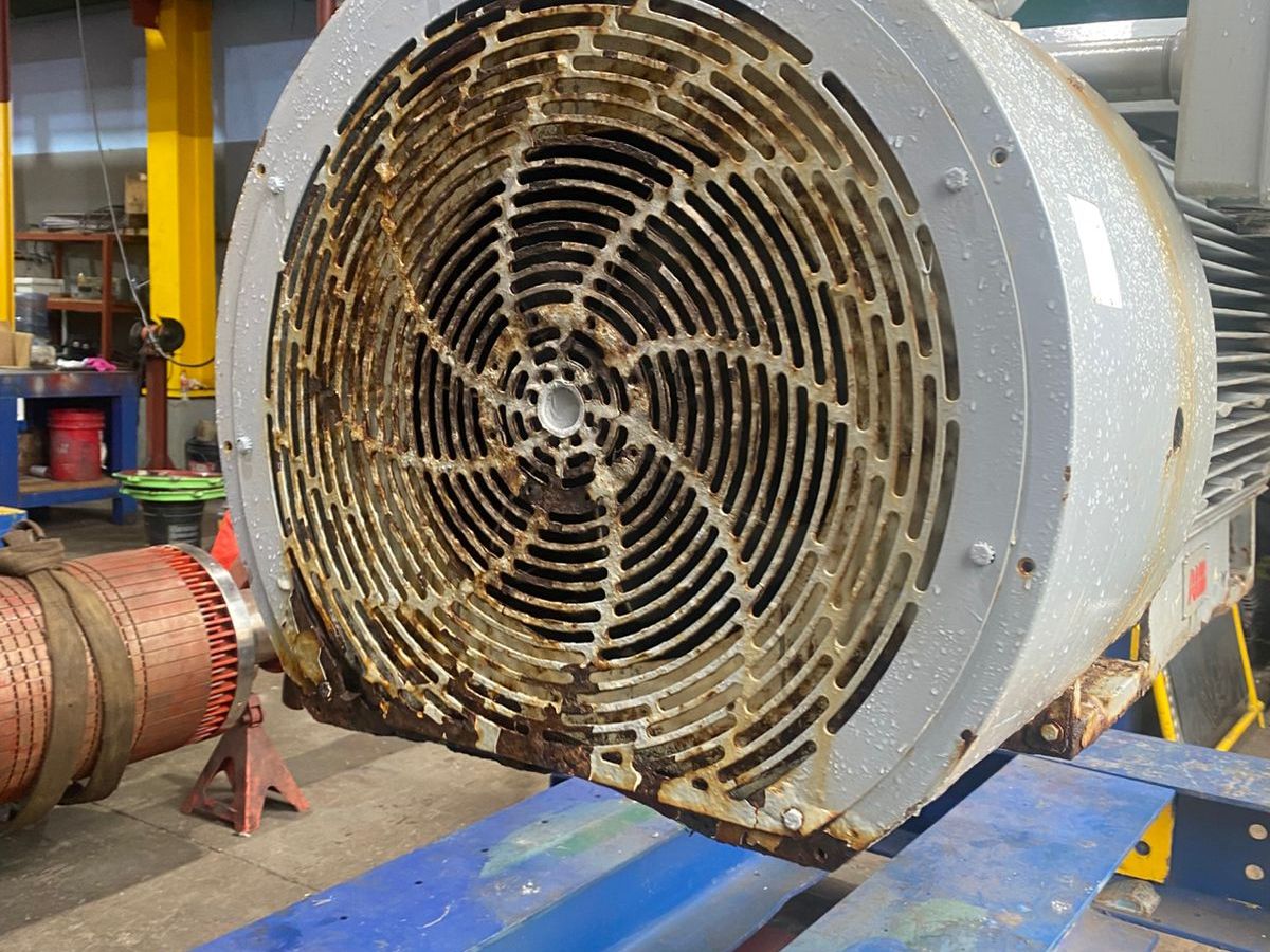 Sistema de ventilación de motor en mantenimiento