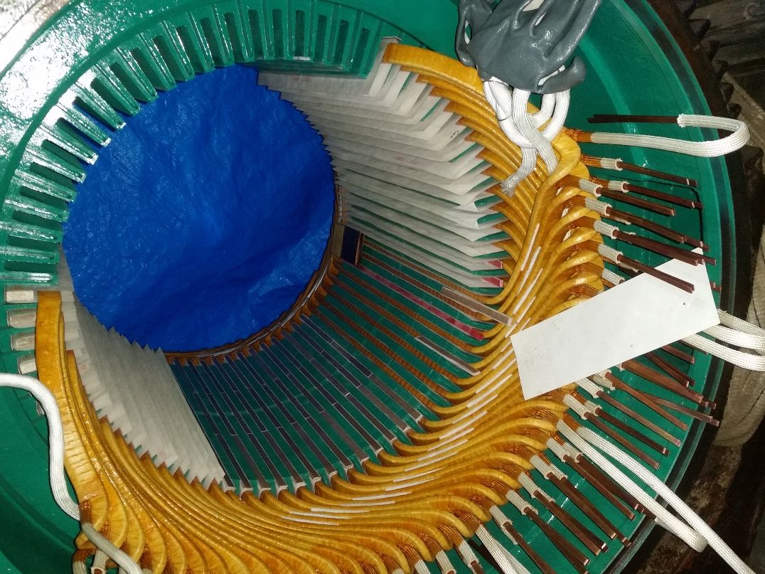 Estator de gran capacidad en proceso de rebobinado en el taller de REINROCA