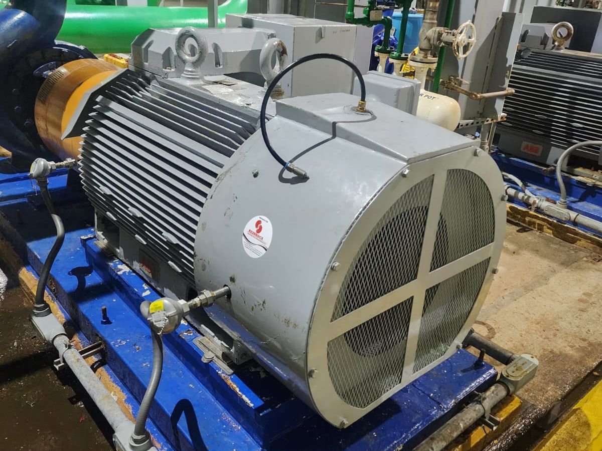 Técnico de REINROCA en trabajos eléctricos en planta
